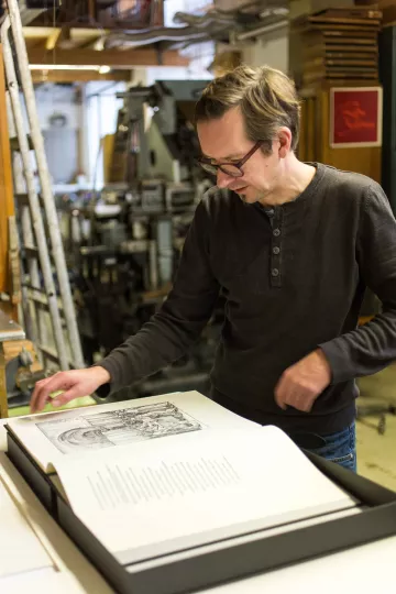 Thomas Siemon mit der von ihm gedruckten Faksimile-Ausgabe von Dürers »Marienleben«