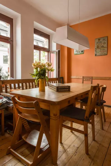 Der Küchentisch von Christina Weiß, an dem viele Projekte, die den Leipziger Westen wiederbelebten, zuerst besprochen wurden.