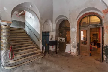 Der Eingangsbereich des Westflügels Leipzig.