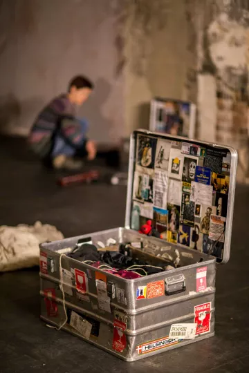 Charlotte beim Aufbau im Westflügel Leipzig Lindenau.