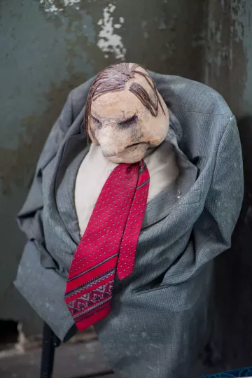 Detailaufnahme einer Figur im oberen Teil des Treppenhauses.