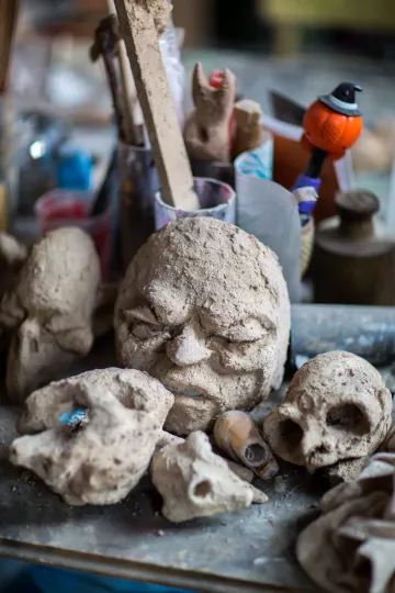 Detailansicht mehrerer Figuren aus der Werkstatt von Michael Vogel in Leipzig.