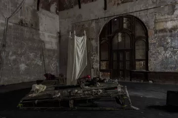 Blick in den ehemaligen Tanzsaal des Westflügels Leipzig. Zu sehen ist die Bühne des Stück EXIT.