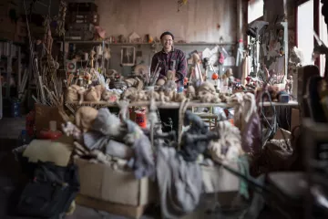 Portraitaufnahme von Michael Vogel in seiner Werkstatt im Westflügel Lindenfels in Leipzig.