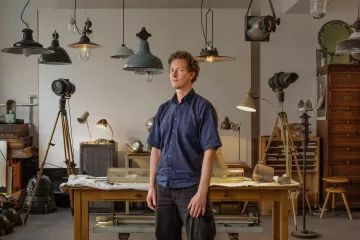 Portraitaufnahme von Wolf Konrad Roscher in seinem Werkraum in Leipzig Lindenau.