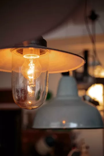 In dem Projektraum in Leipzig Lindenau findet man unter anderem aufwendig aufbereitete alte Industrielampen.