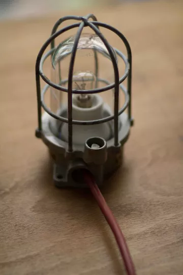 Alte Lampen und Leuchtmittel werden im Projektraum WKR von Wolf Konrad Roscher in den ursprünglichen Zustand versetzt.