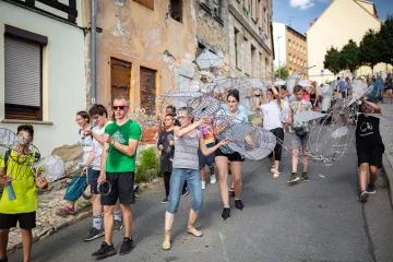 Im Art-Objekte Workshop wurden die leichten Vögelobjekte gebaut, in der Scharrenstraße waren sie Teil der Performance.