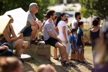 Auch zur Parade waren die Temperaturen so heiß, dass das Menschen vom Kloster Posa Projekt Regenschirme als Sonnenschutz verteilten.