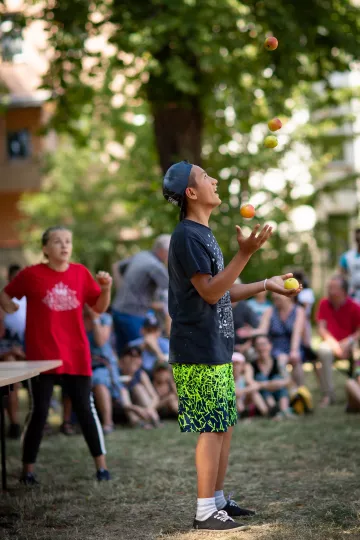 Eine jonglierende Person im Göthepark in Zeitz