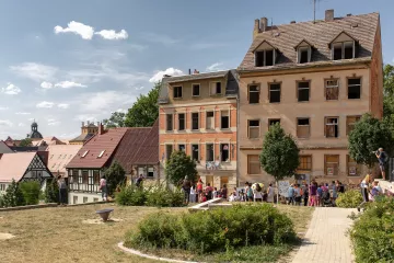Auch in der Scharrenstraße hielt die Parade inne und führte ein Stück in einem der (noch) leerstehenden Gebäude auf.
