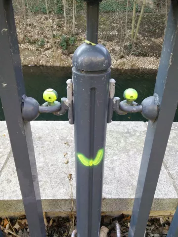 Ein besprühtes Geländer am Karl-Heine-Kanal in Leipzig Lindenau.