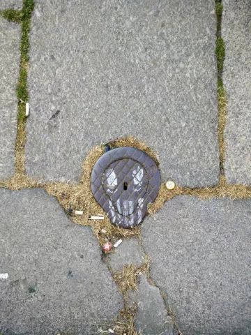 Foto eines modifizierten Gullideckels in Leipzig Plagwitz.