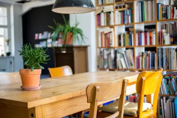 Besprechungstisch im Büro von SNAU | visuelle kommunikation in Leipzig Lindenau.